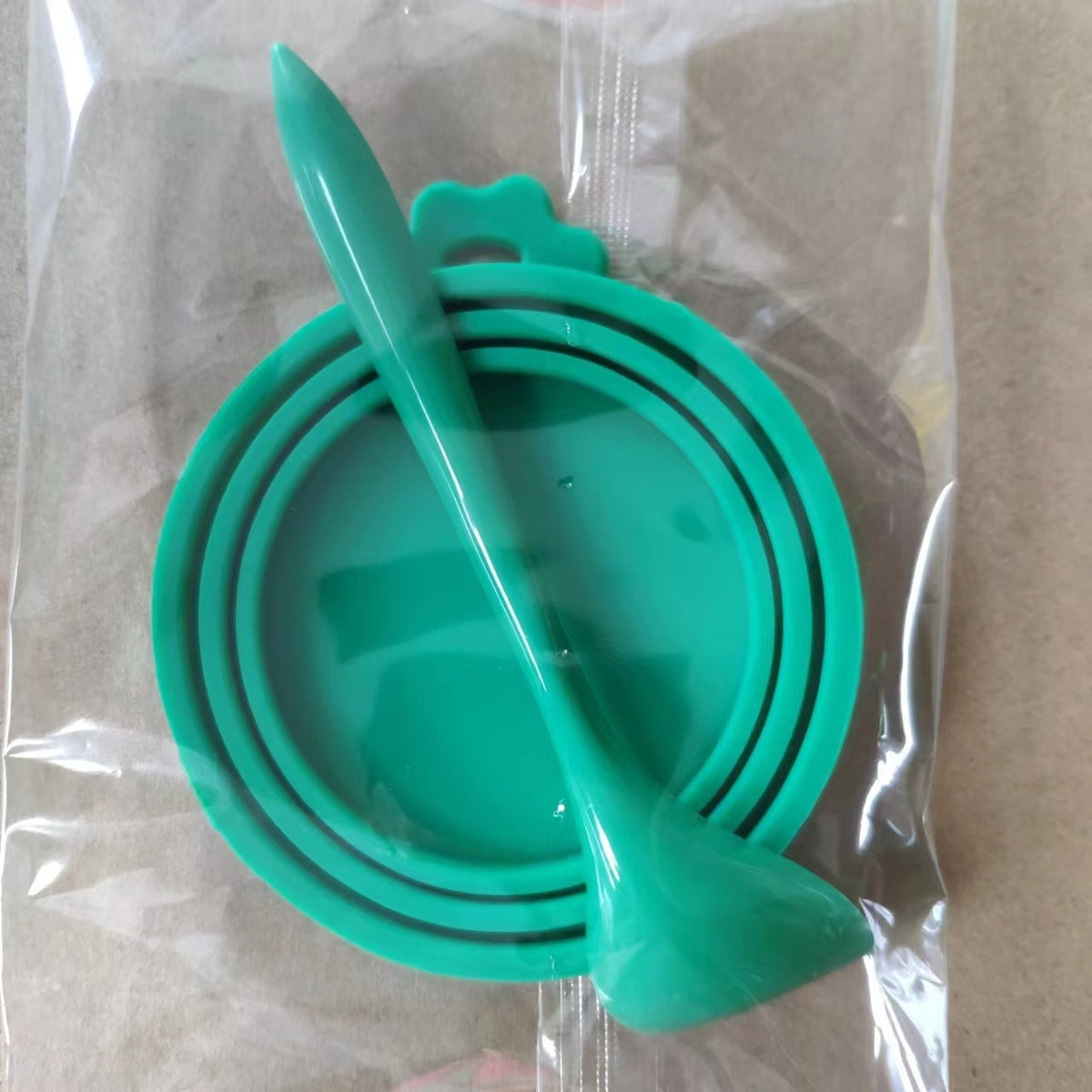 Couvercle en silicone pour boîte de pâtée – Avec cuillère