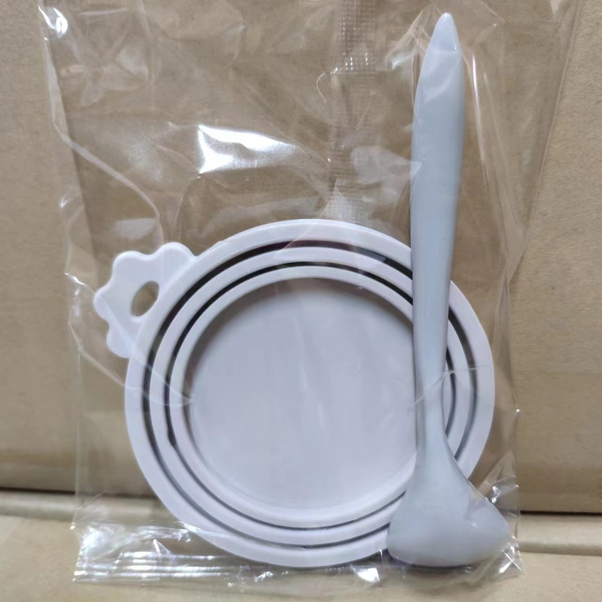 Couvercle en silicone pour boîte de pâtée – Avec cuillère