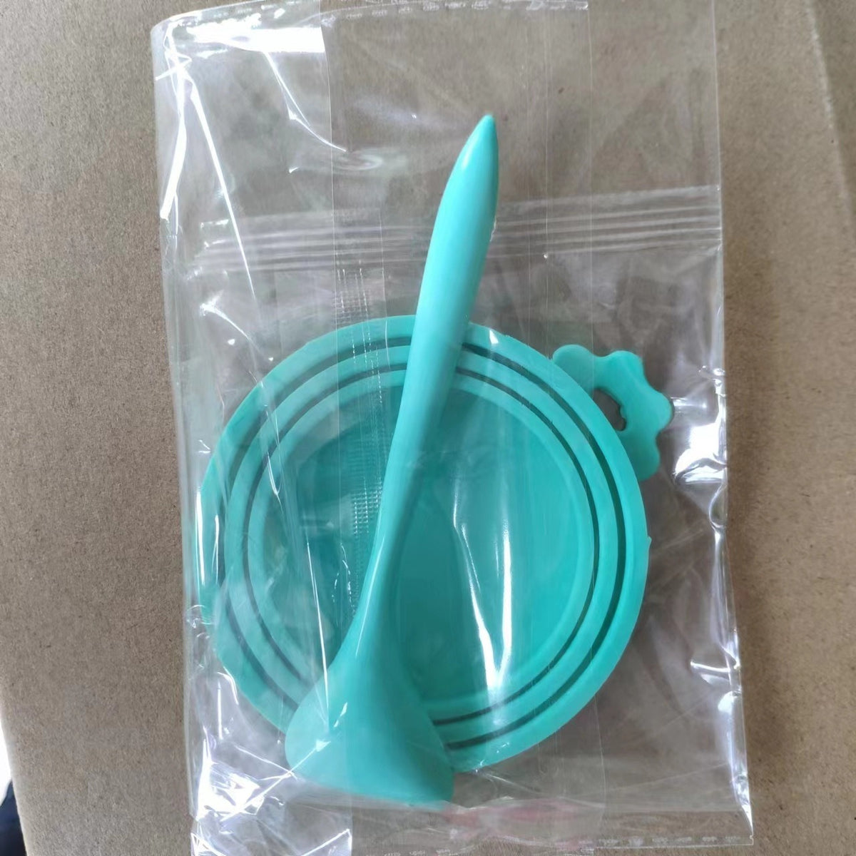 Couvercle en silicone pour boîte de pâtée – Avec cuillère