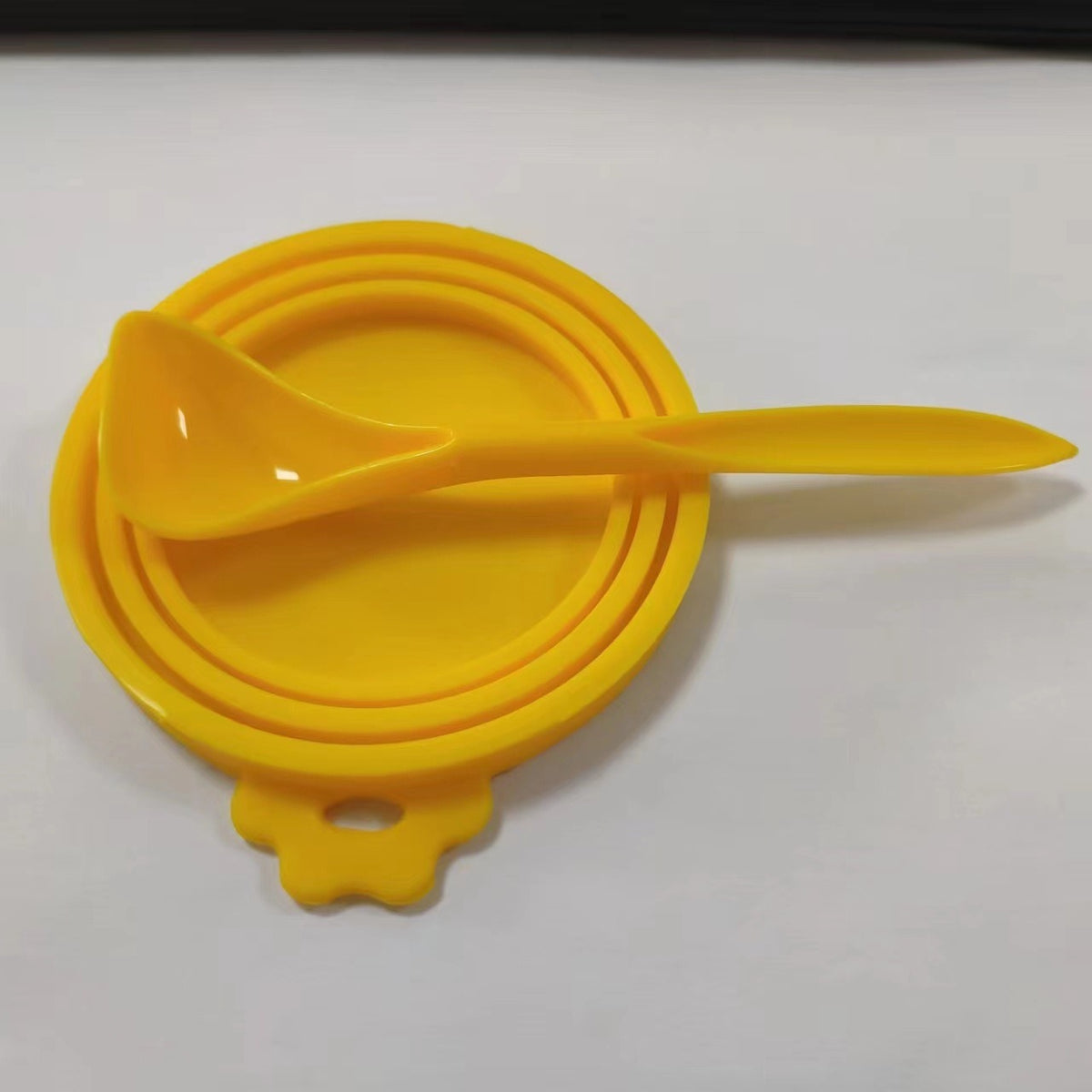 Couvercle en silicone pour boîte de pâtée – Avec cuillère